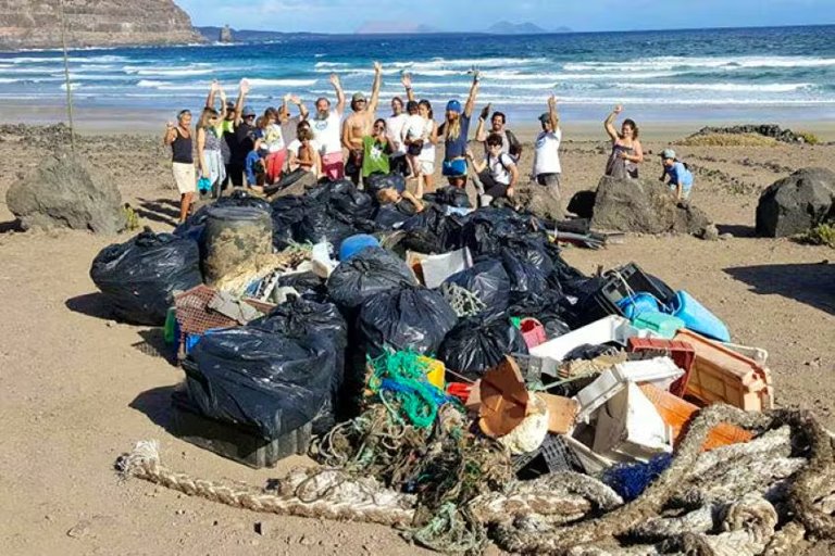 Voluntarios limpian la Playa de San Pedro con resultados sorprendentes